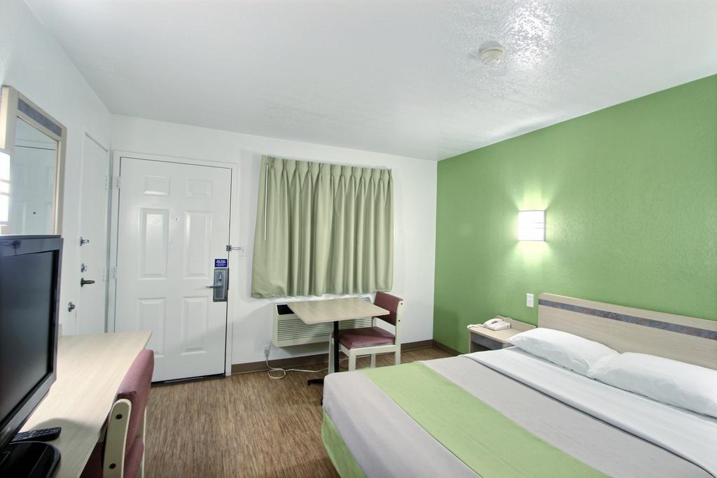 Motel 6 Milwaukee West - Brookfield Eksteriør billede