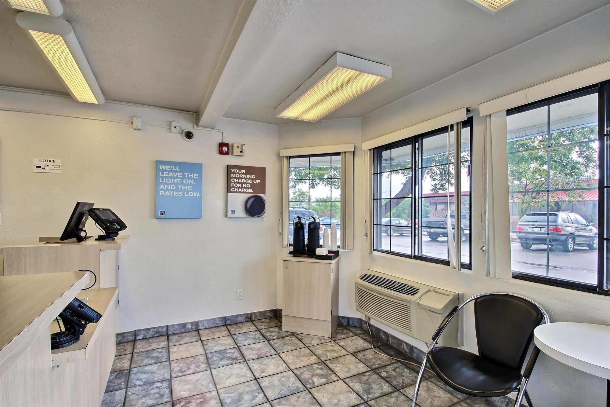 Motel 6 Milwaukee West - Brookfield Eksteriør billede