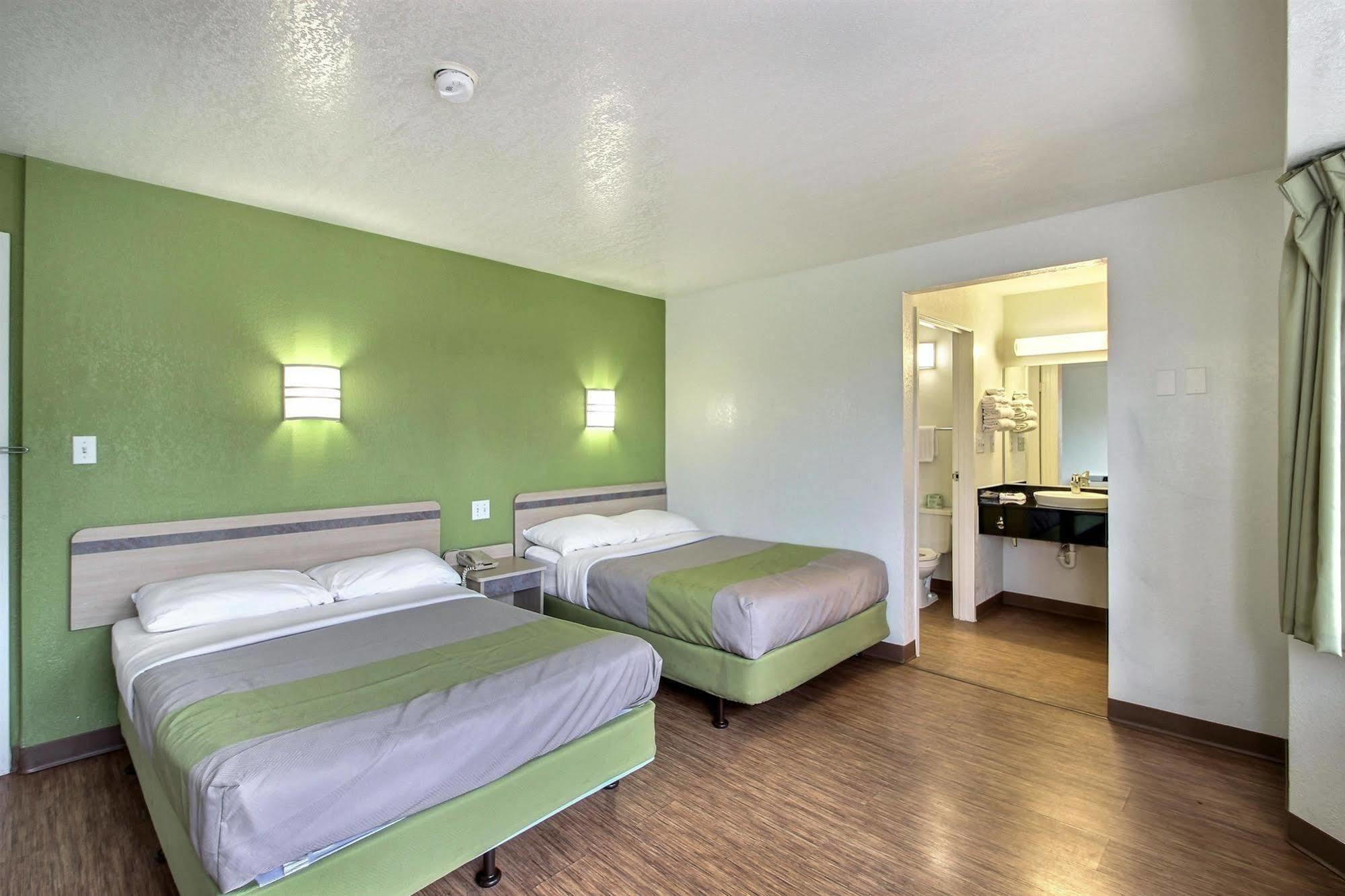 Motel 6 Milwaukee West - Brookfield Eksteriør billede