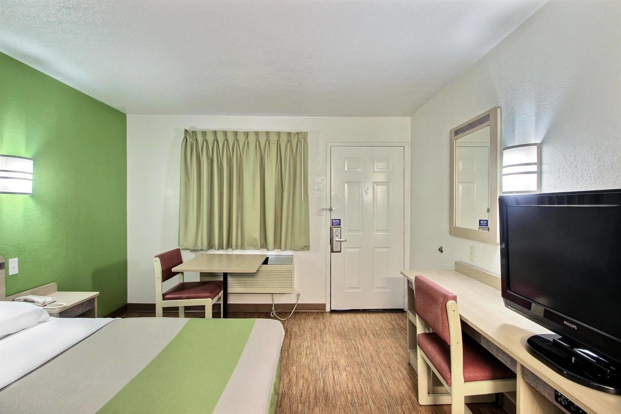 Motel 6 Milwaukee West - Brookfield Eksteriør billede