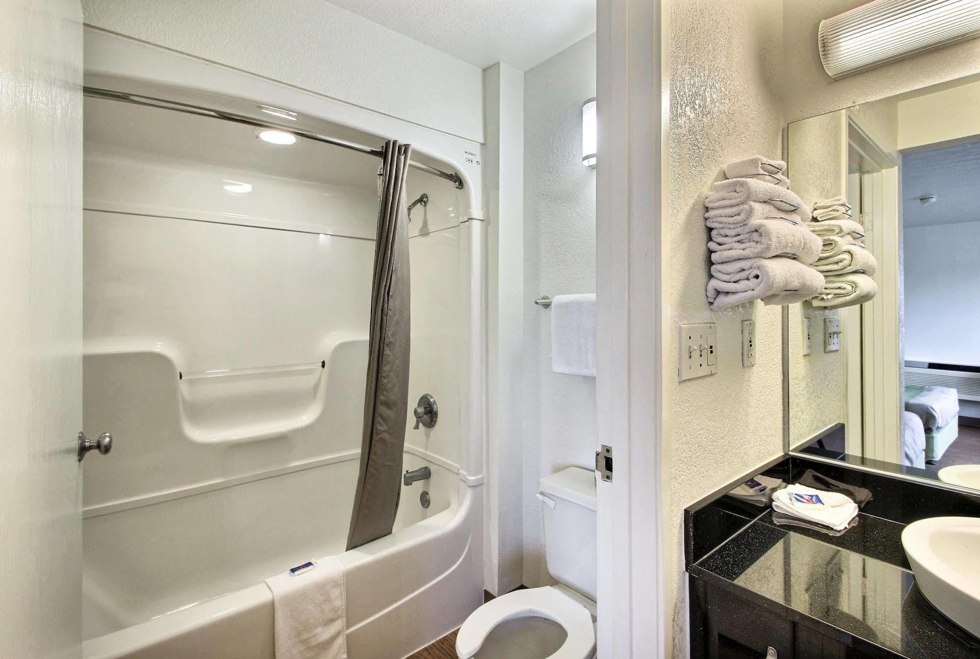 Motel 6 Milwaukee West - Brookfield Eksteriør billede