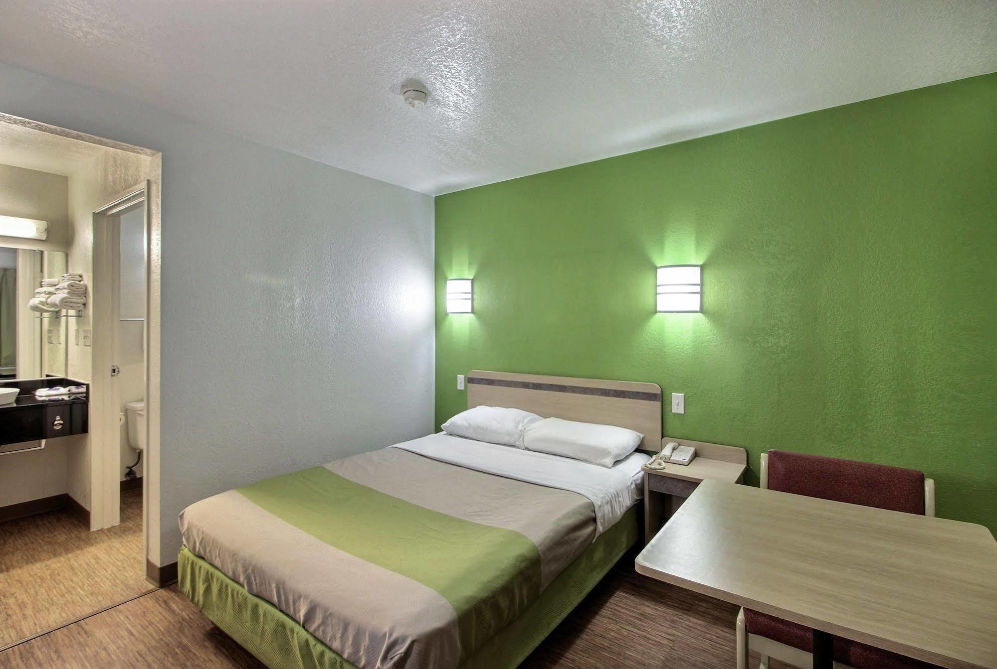 Motel 6 Milwaukee West - Brookfield Eksteriør billede