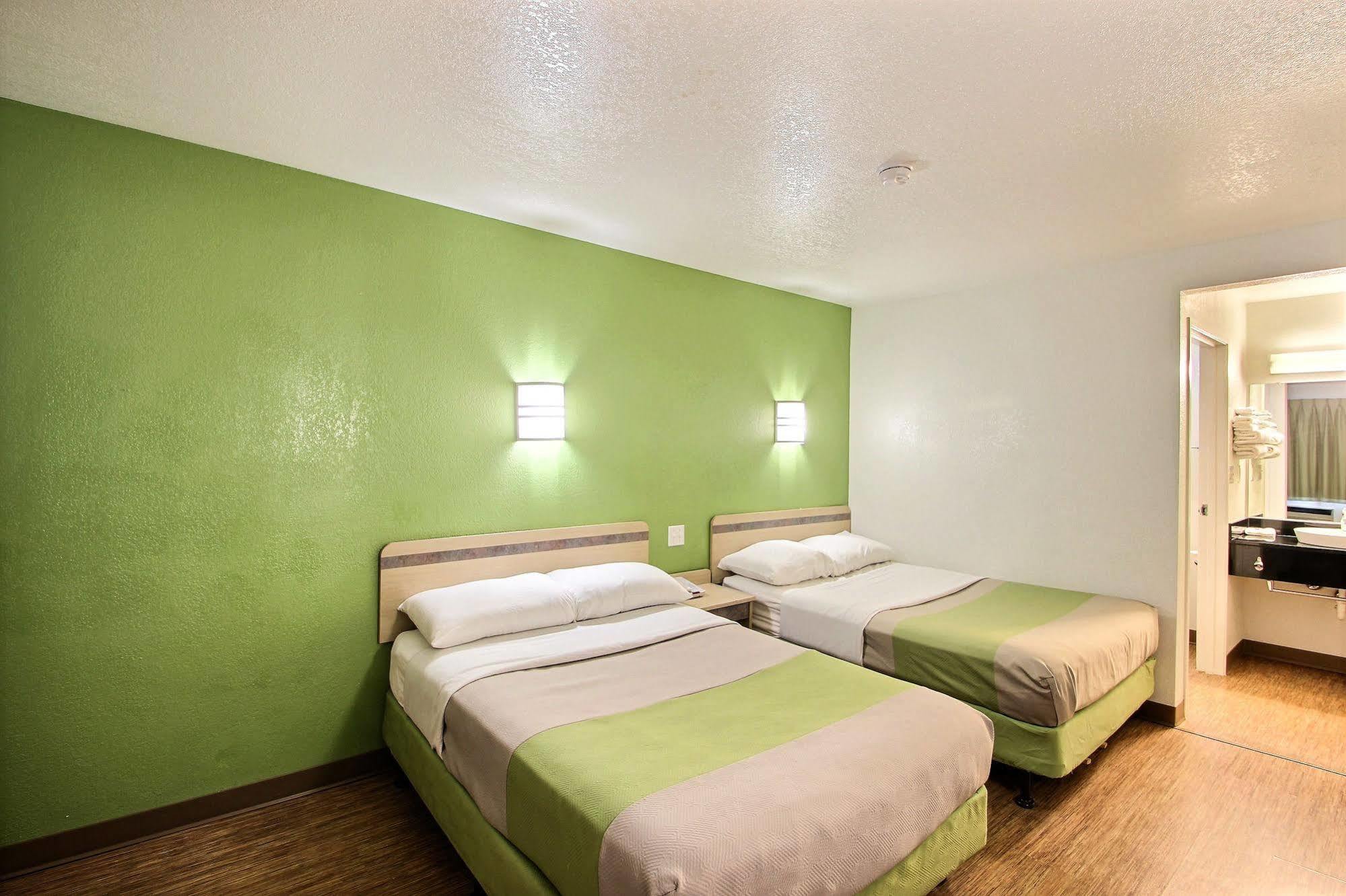 Motel 6 Milwaukee West - Brookfield Eksteriør billede