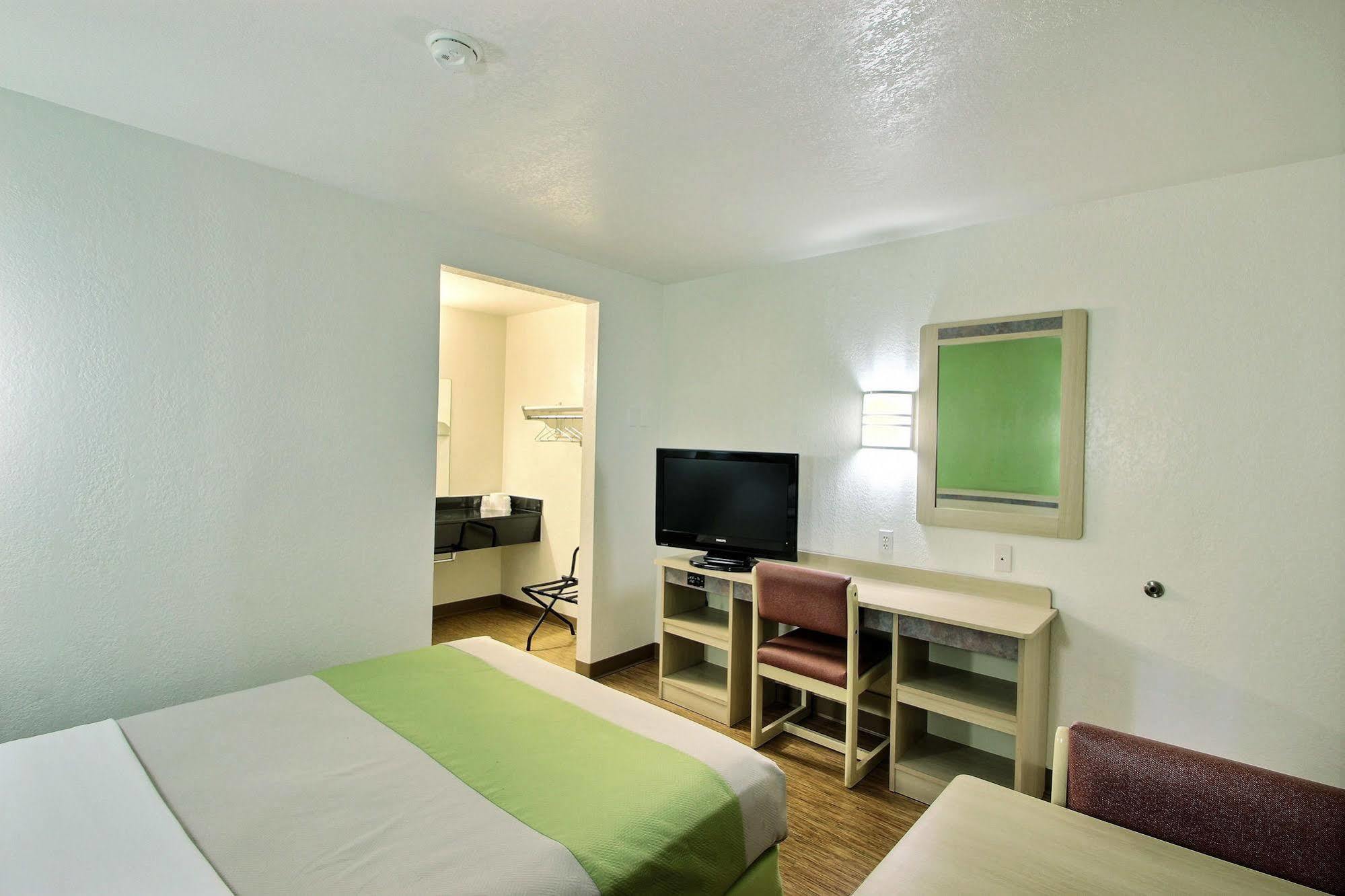 Motel 6 Milwaukee West - Brookfield Eksteriør billede