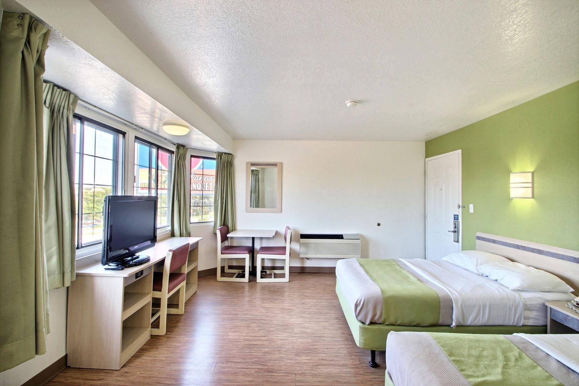 Motel 6 Milwaukee West - Brookfield Eksteriør billede
