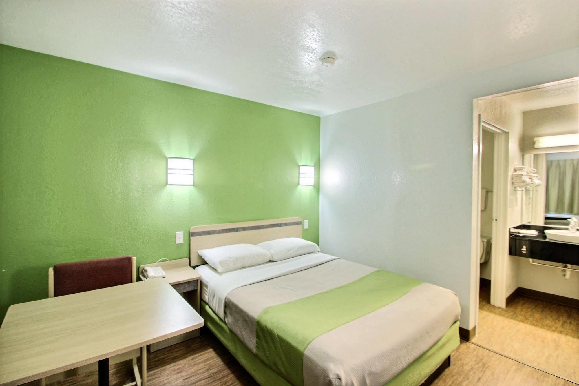 Motel 6 Milwaukee West - Brookfield Eksteriør billede