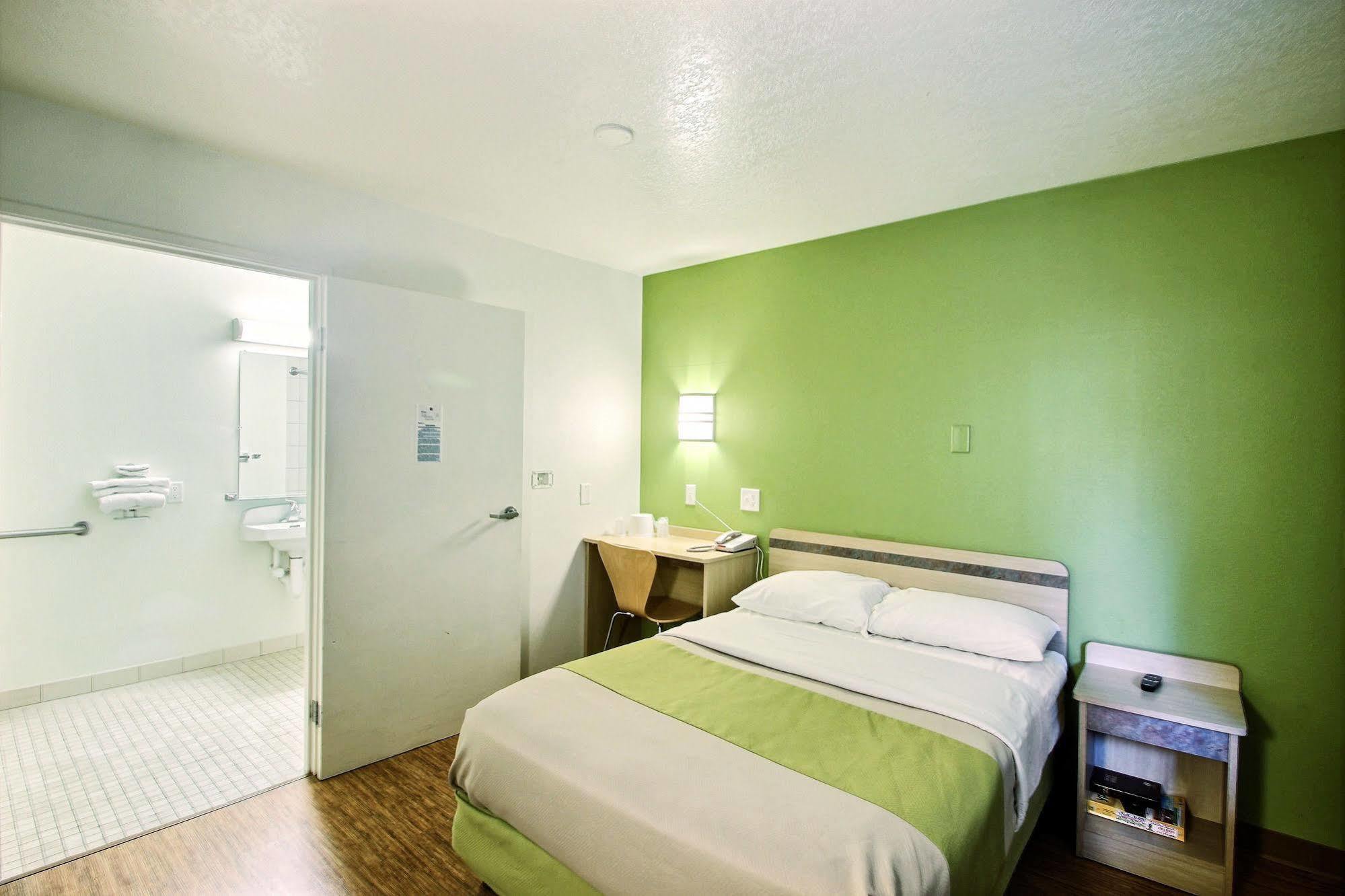 Motel 6 Milwaukee West - Brookfield Eksteriør billede