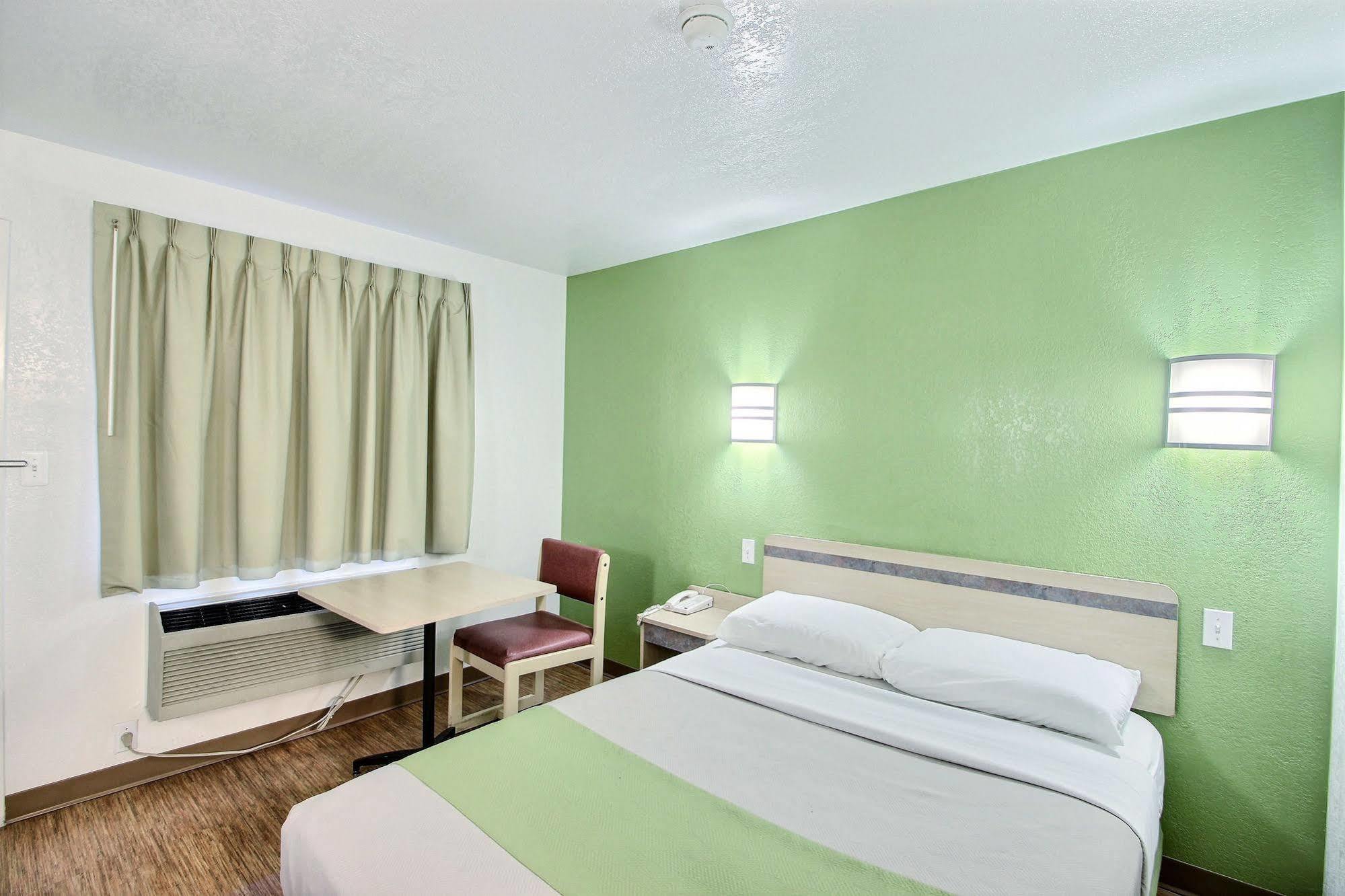 Motel 6 Milwaukee West - Brookfield Eksteriør billede