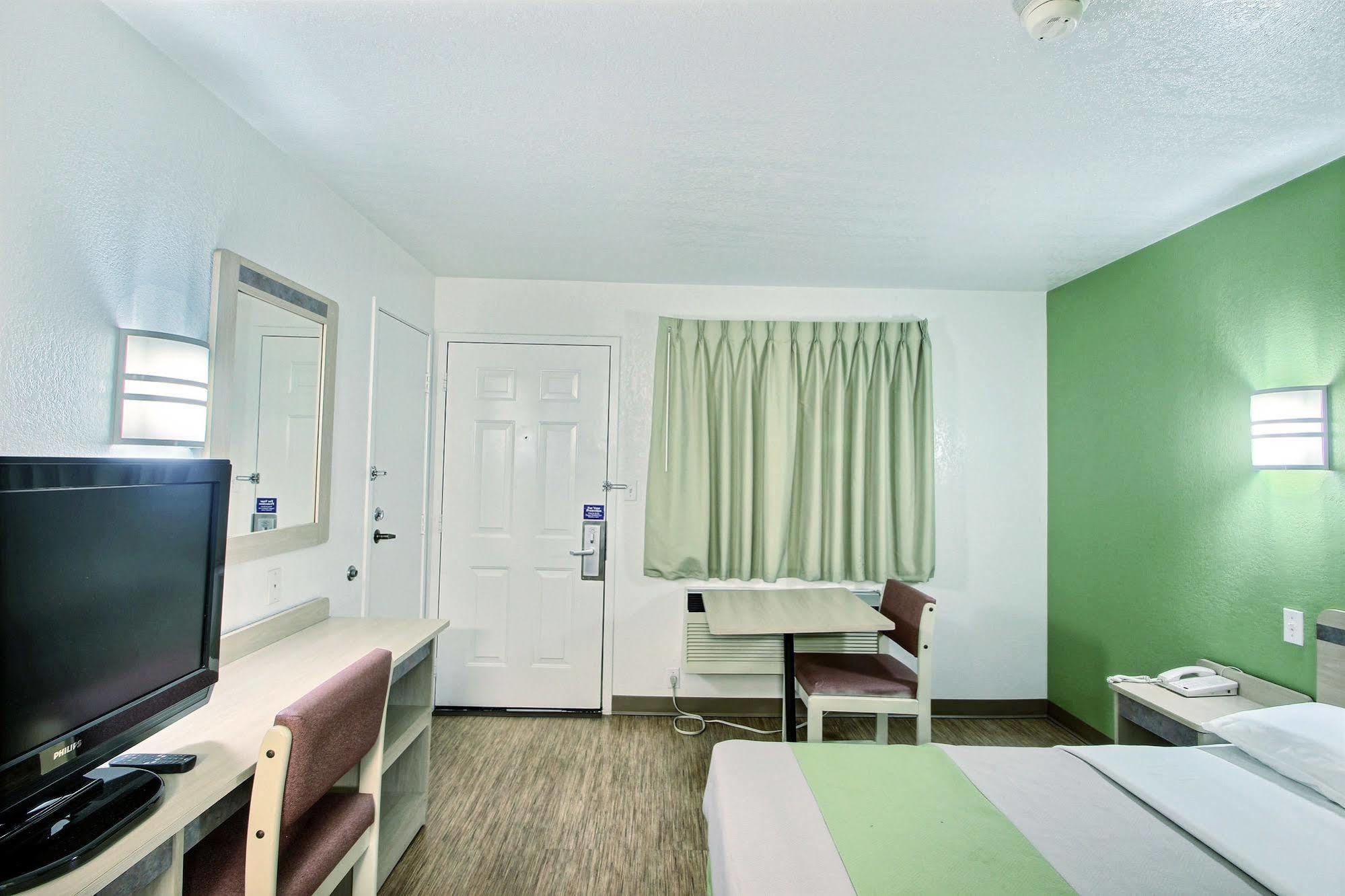 Motel 6 Milwaukee West - Brookfield Eksteriør billede