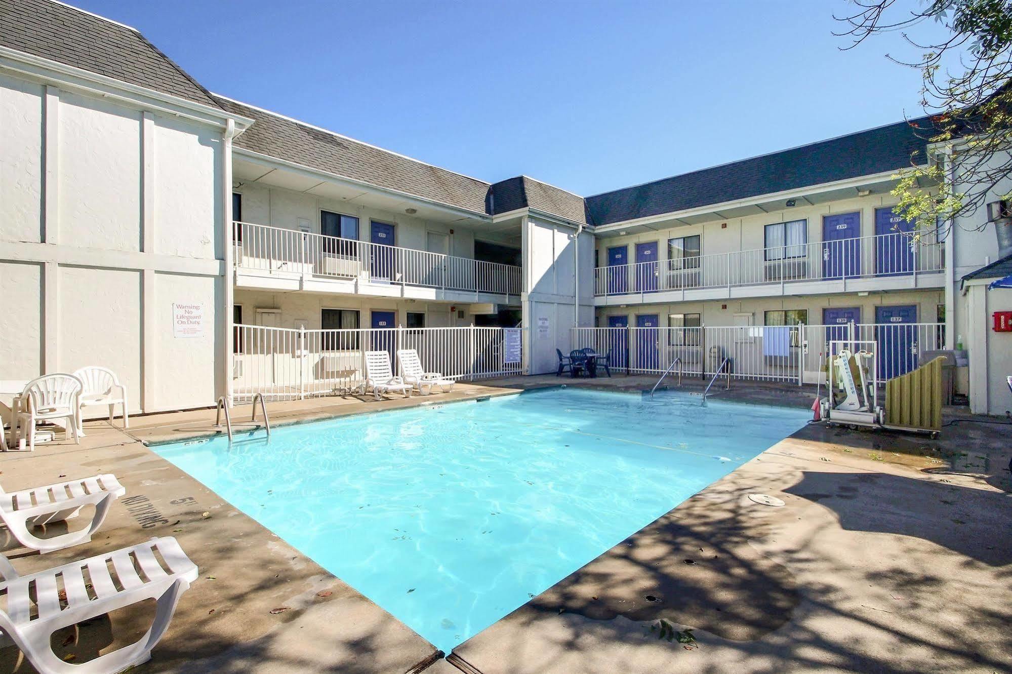 Motel 6 Milwaukee West - Brookfield Eksteriør billede